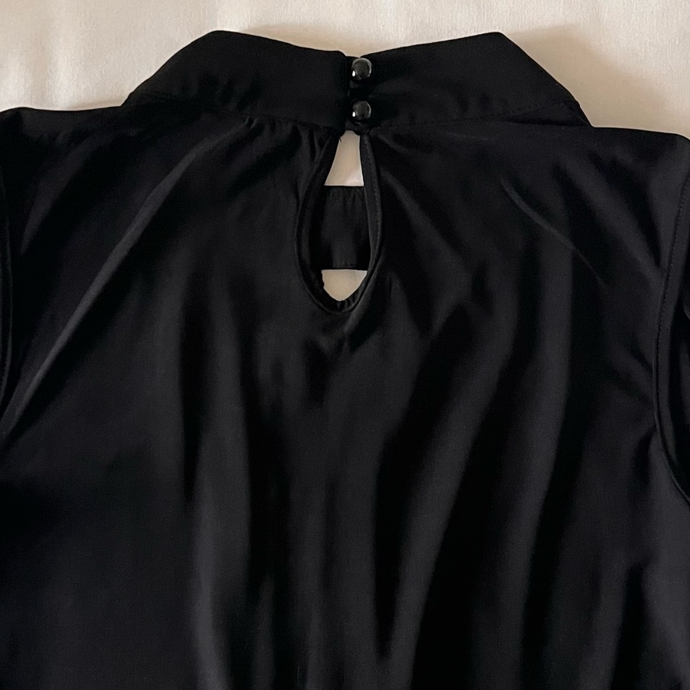 Black Keyhole Neck Sleeveless Blouse - Picture 5 of 5
